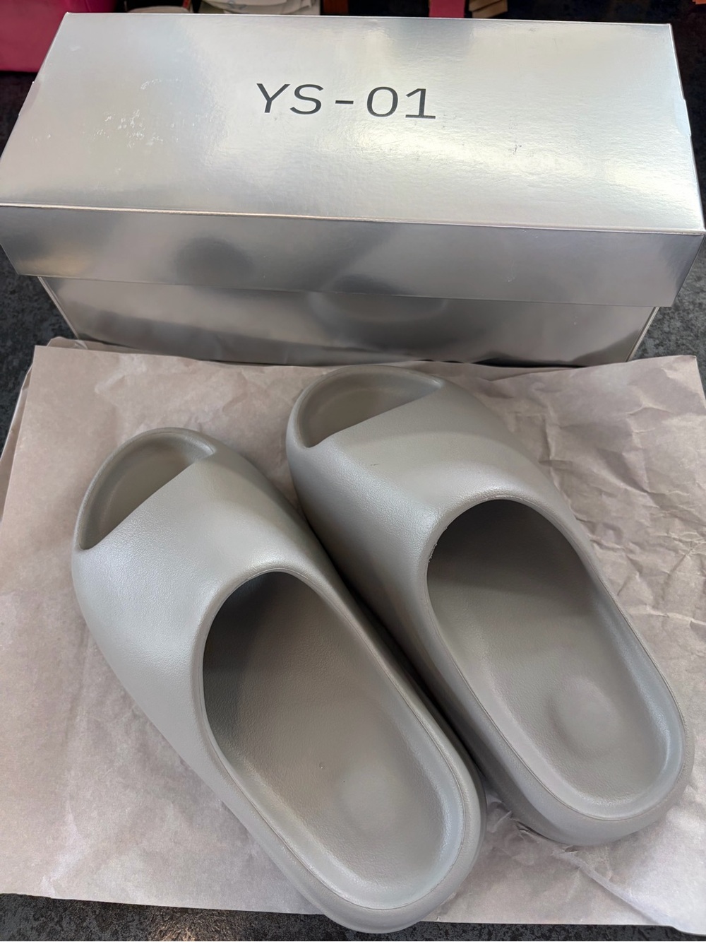 Yeezy Women's Slide Sandals size W7 in Light Gray